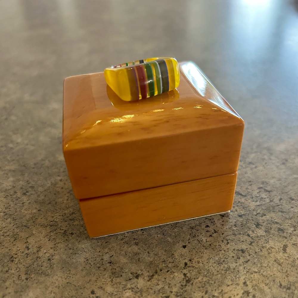 💍 Gorgeous Acrylic Statement Ring, Size 7 or 6 3/4, EUC - Picture 6 of 8
